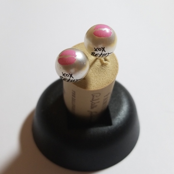 Betsey stud earrings - Picture 3 of 3
